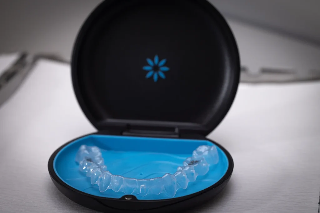Invisalign Aligner in der Box beim zertifizierten Anwender in Scharbeutz