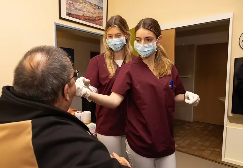 Zahnarzt für Pflegebedürftige: Begrüßung eines Patienten beim Hausbesuch