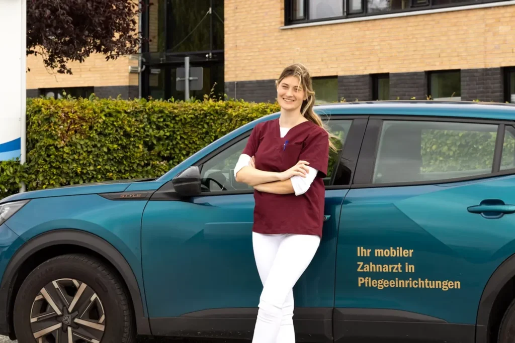 Praxisfahrzeug der mobilen Zahnarztpraxis vor einer Pflegeeinrichtung in Ostholstein