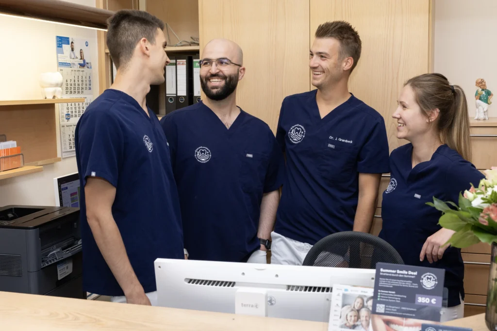 Team der KüstenZahnärzte an der Anmeldung in Scharbeutz