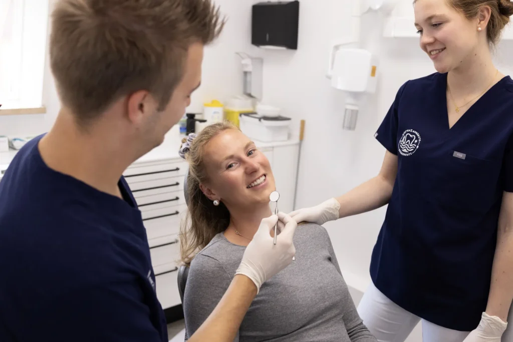 Zufriedene Patientin beim Zahnarzt in Scharbeutz